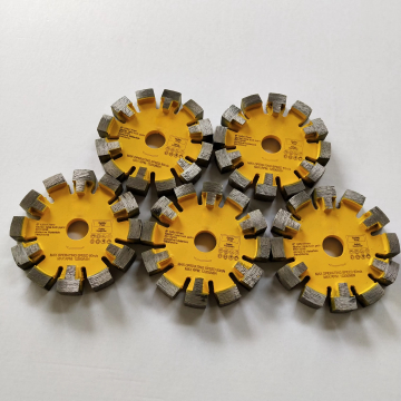 120 밀리미터를 줄이는 바닥 콘크리트는 핵심 다이아몬드 블레이드를 밀어 넣습니다