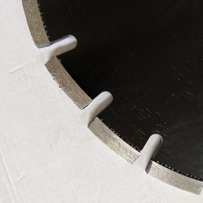 450mm 레이저 반복 다이아몬드 콘크리트는 공항 교통 도로 절단을 위해 톱날을